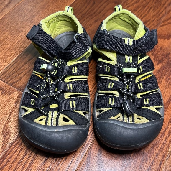 KEEN Kids Newport H2 Waterproof Black and Green Sandals - size 11 - Picture 2 of 8